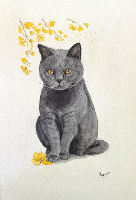 Un cadeau personnalisé d'anniversaire unique Portrait sur commande d'un chat gris aux yeux dorés, assis parmi des feuilles jaunes.